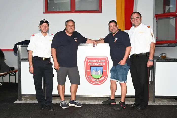 Die Organisation des Festes lag in den Händen von Andreas Rauter (i.B. 3.v.l.) und Thomas Ruditz (i.B. 2.v.l.), die für einen reibungslosen Ablauf sorgten. Rauter bedankte sich besonders bei den Partnerinnen der Feuerwehrmänner für deren Verständnis und Unterstützung im Ehrenamt.