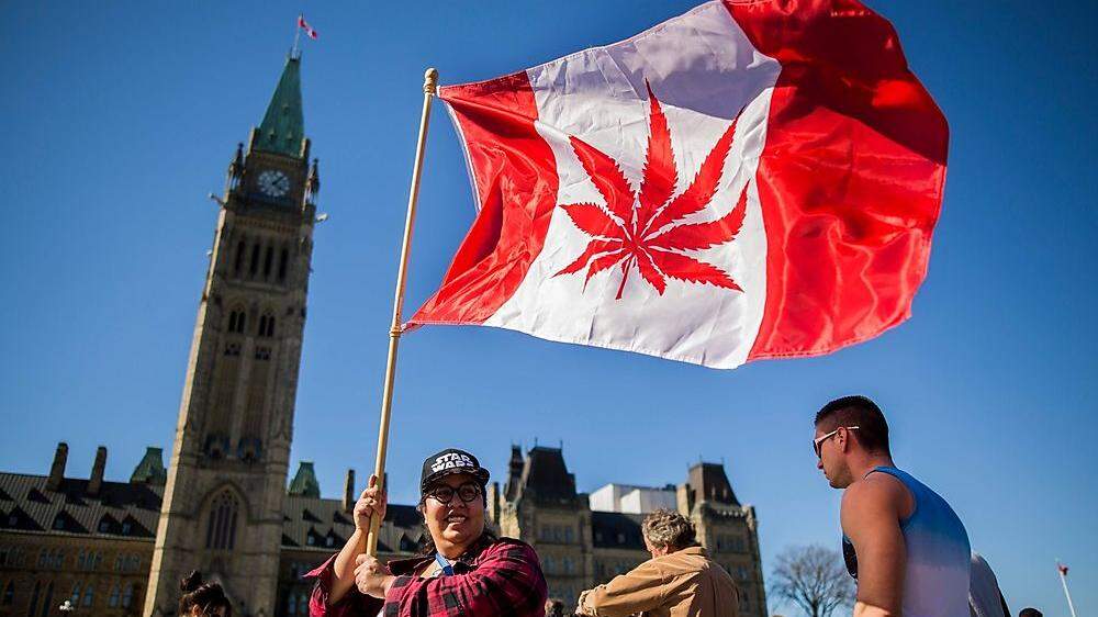 Begeisterte Kanadier vor dem Parlament in Ottawa