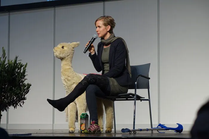 Angelika Ertl-Marko sprach auf der Bühne über Biogärten, Humus und Alpakas.