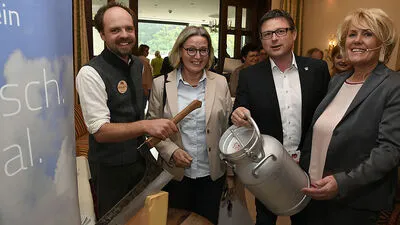 Michael Kerschbaumer von der Kaslabn, Andrea Malle vom Granatium, Hellmuth Koch, Leiter des Tourismusbüros Seeboden und Maria WilhelmT