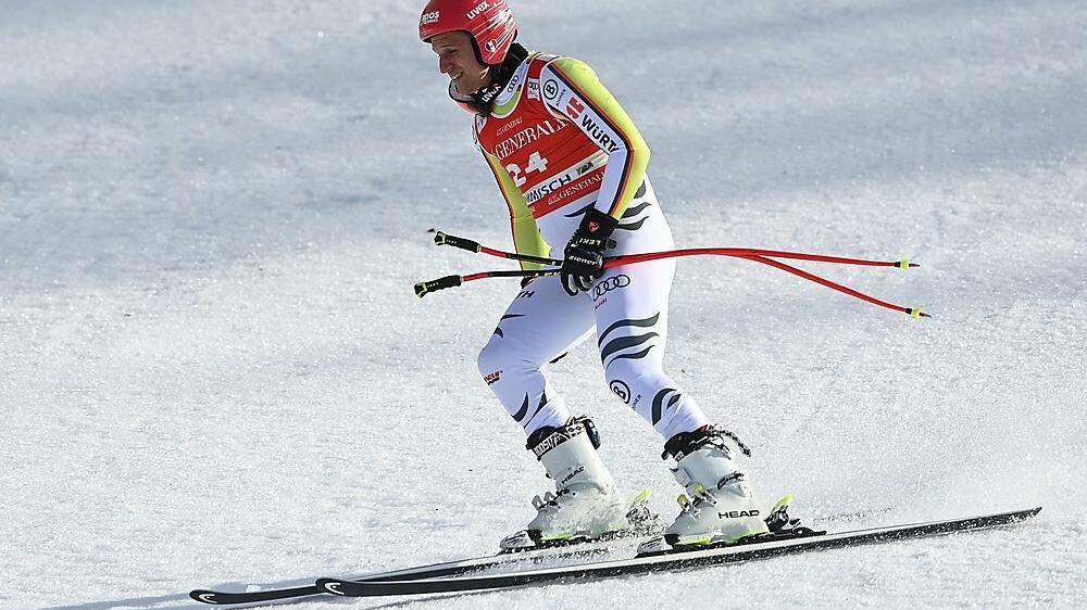 Josef Ferstl fuhr nach einem heftigen Sturz mit Abflug ins Netz noch selbst auf Skiern ins Ziel