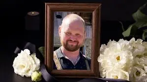 Ein Mann in einem Trauersujet