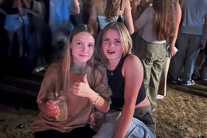 Der Eintritt ist frei, man hat ein Lagerfeuer und jede Woche eine andere Band für die Live Musik.