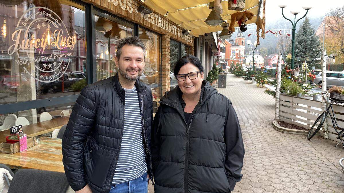 Sie lassen sich die Weihnachtsstimmung nicht verderben: Daniel Ramsbacher und Diana Brandner-Kalt vom Juicy Lucy