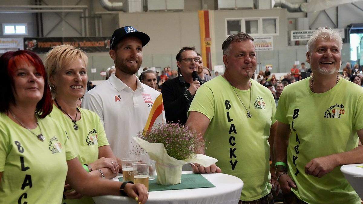 Marco Schwarz mit Fanklubchefin Beatrix Kerschbaumer, Mama Angelika, Papa Rudi und Wolfgang Kerschbaumer, hinten Bürgermeister Michael Maier