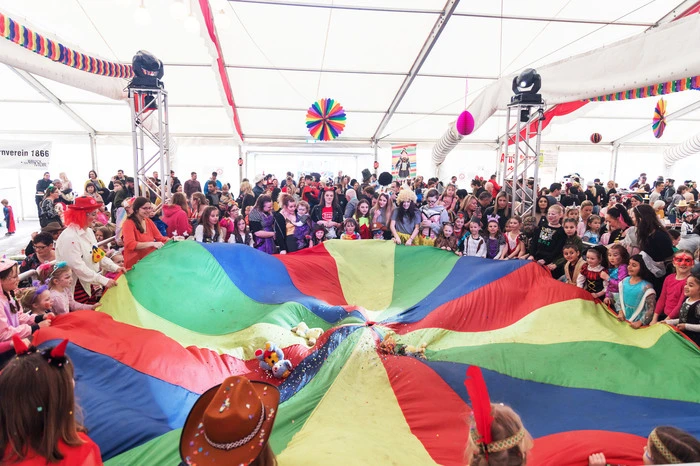 Mit dem Maskeneislaufen und der Eisdisco sowie dem großen Kinderfasching am Hauptplatz erfolgte der Auftakt zu den Faschingsfeierlichkeiten in Bruck.
