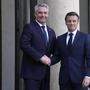 Der französische Präsident Emmanuel Macron (re.) begrüßt den österreichischen Bundeskanzler Karl Nehammer (li.) vor einem Treffen im Elysee-Palast in Paris.