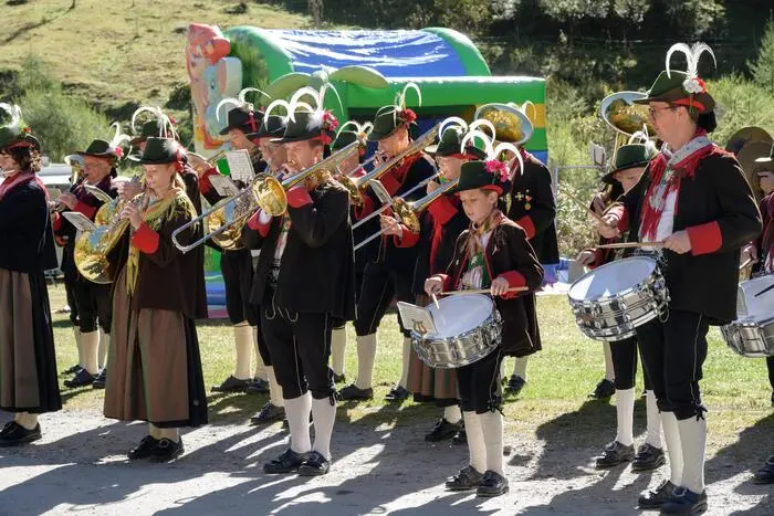 Vor der beeindruckenden Kulisse der Umbalfälle sorgen die Musikkapelle Prägraten, Klangholz sowie die beiden Villgrater Jakob & Markus für musikalische Höhepunkte.