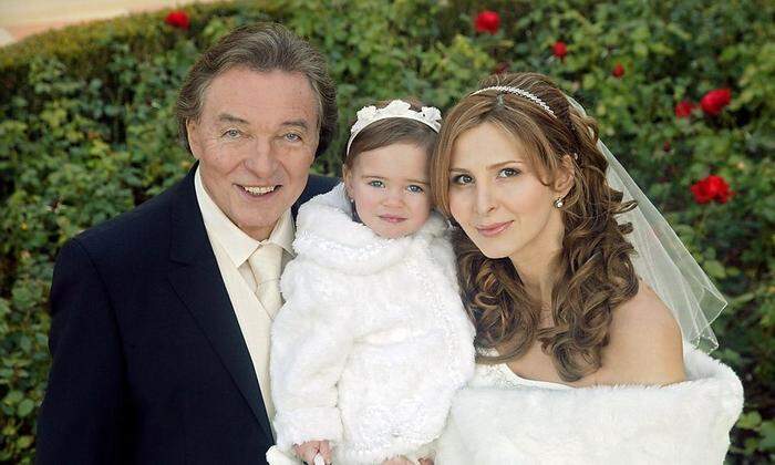 2008: Der tschechische Sänger Karel Gott und seine langjährige Freundin Ivana Machackova posierten in Las Vegas nach ihrer Hochzeit mit Tochter Charlotte.