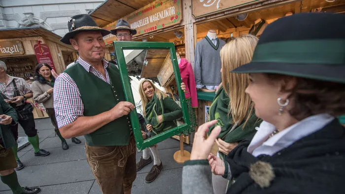 Auch heuer hat Bürgermeister Siegfried Nagl das Fest mit dem Anschlag des Bierfassls das Aufsteirern eröffnet. Tourismuslandesrat Christian Buchmann assisitierte.
