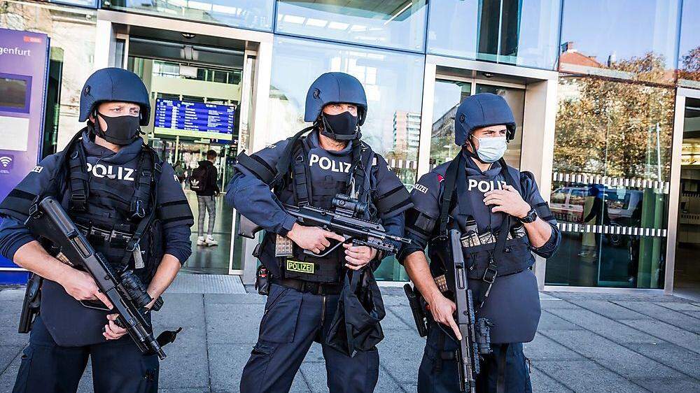 Der Bahnhof in Klagenfurt wird nach dem Terroranschlag in Wien weiter von der Spezialeinheit bewacht