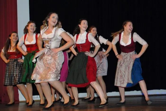 Klicken Sie sich durch die Impressionen des Balles und seiner Gäste!
