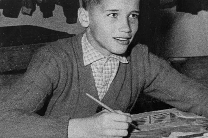 Die Volksschule besuchte Arnold Schwarzenegger in Thal. Die Schule trägt heute den Namen "Arnold-Schwarzenegger-Volksschule". Seine Volksschullehrerin Dora Schrötter erinnerte sich auch gut 50 Jahre später noch an "den Buam, der schon mit sechs Selbstbewusstsein ausgestrahlt hat".