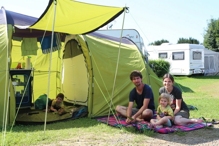 Mit dem Zelt urlaubt derzeit eine junge Familie aus Wien in Bairisch Kölldorf.