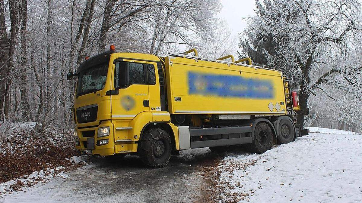 Trotz Schneeketten ging für den Lkw auf der Gemeindestraße in Muggendorf nichts mehr