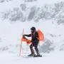 ABD0083_20231109 - BREUIL-CERVINIA - ITALIEN: A volunteer removes a gate on the ski slope after the training was cancelled due to heavy snowfall during the men's downhill training race on the new ski course "Gran Becca" at the Alpine Skiing FIS Ski World Cup, between Zermatt in Switzerland and Cervinia in Italy, Thursday, November 9, 2023. (KEYSTONE/Jean-Christophe Bott). - FOTO: APA/KEYSTONE/JEAN-CHRISTOPHE BOTT