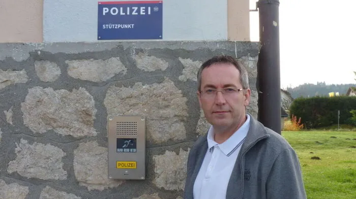 Bürgermeister Franz Feirer vor der Ruftaste