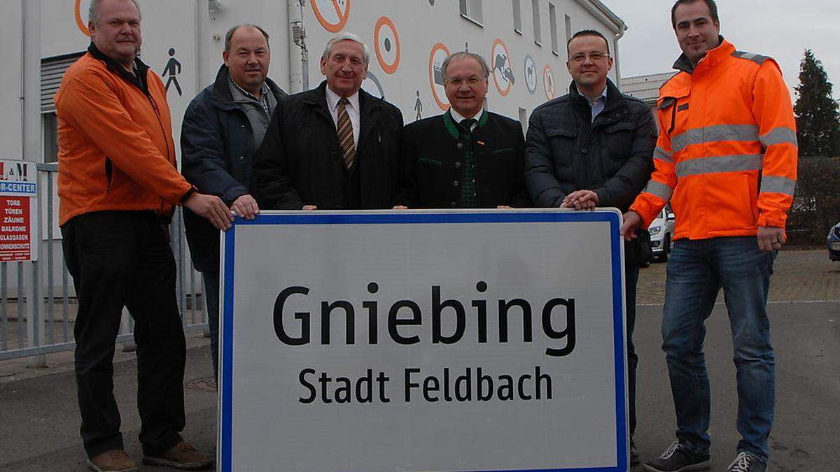 Johannes Petz, Werner Lafer, Vbgm. Anton Schuh, Bgm. Ober, Achim Konrad, Christian Karner. Straßenmeisterei und Bauhof werden die Ortstafeln austauschen