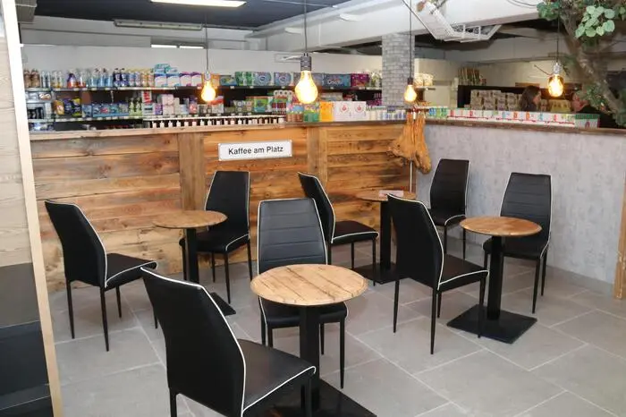 In dem neuen Geschäft werden Feinkost, eine Kaffeeecke und vieles mehr geboten.