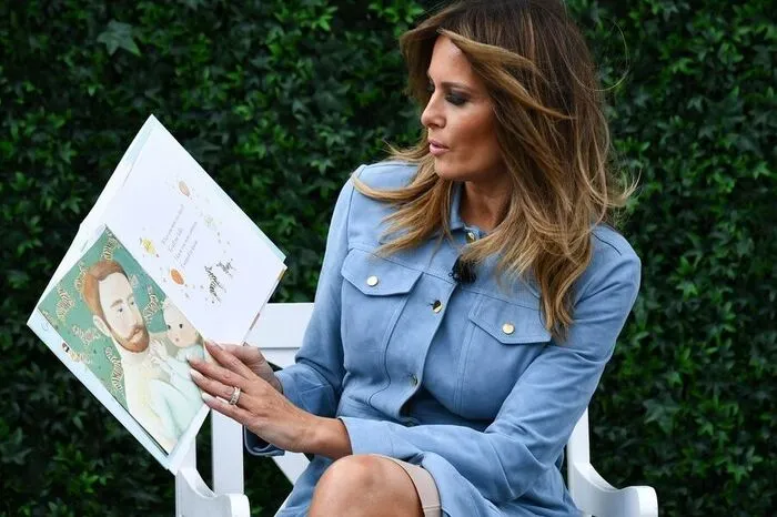 Tradition der Veranstaltung ist es, dass Kinder hartgekochte Eier mit langen Löffeln um die Wette über den Rasen rollen. Das Präsidentenpaar pfiff den Wettstreit per Trillerpfeife an. Anschließend las die First Lady aus Emily Winfield Martins Kinderbuch "The Wonderful Things You Will Be" vor.