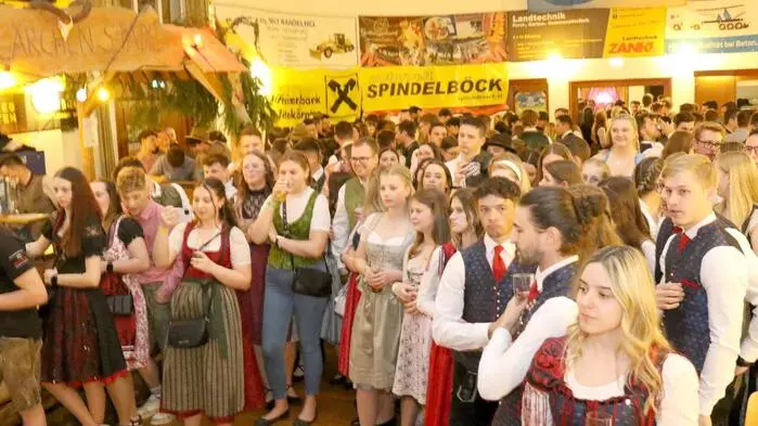 Eines gleich vorweg: Da gab es aufgrund des Besucherandranges kein Weiterkommen mehr im Festsaal. Denn es ist bereits Tradition, dass am Osterwochenende die Landjugend (LJ) Wieting zum Ostertanz nach Klein St. Paul im Görtschitztal lädt. Wie am Ostersonntag. 
