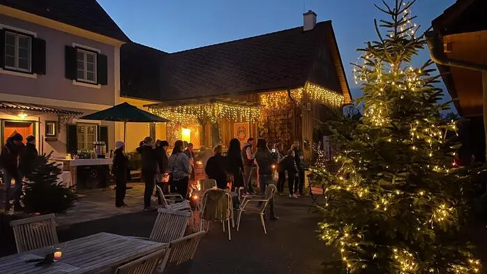 Am Donnerstag lud Karin Heschl-Polzhofer zur stimmungsvollen Herbst-Eröffnung ihres Hofladens „Design ab Hof“ in Schönau 64 bei Pöllau. 