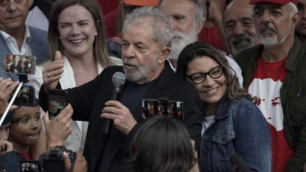 Lula nach seiner Freilassung mit Freundin und Anhängern