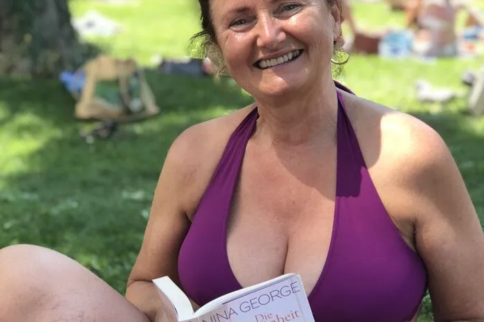 Buch: Die Schönheit der NachtAutor: Nina George (Deutschland)Genre: Erotik-Roman Elisabeth Anna R. war mit ihrer Tochter beim Moser und hat sich nach langer Lese-Abstinenz beraten lassen. "Ich wollte etwas romantisch-erotisches", berichtet sie. "Mich hat schon der erste Absatz total gefesselt", ist sie begeistert.