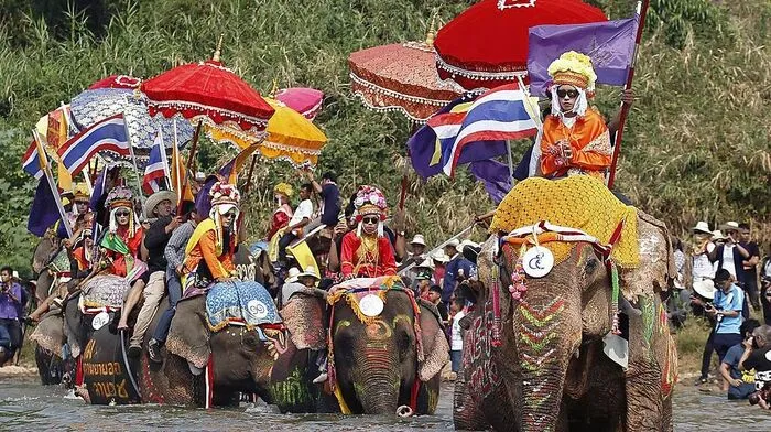 Festlich geschmückt zum Tempel: Mönchsanwärter in Thailand