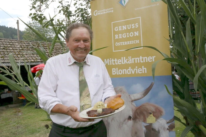 Der Obmann der Genussregion Mittelkärntner Blondvieh, Raphael Pliemitscher, konnte neben zahlreichen Bürgermeistern aus der Region unter anderen Landeshauptmann-Stellvertreterin Beate Prettner, Landesrat Martin Gruber sowie Landwirtschaftskammerpräsident Johann Mößler willkommen heißen.