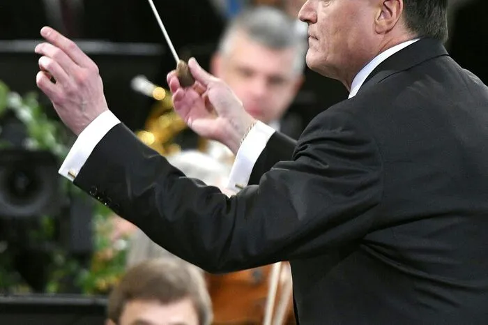 Für den deutschen Dirigenten, den man vor allem mit Wagner, Strauss und Beethoven assoziiert, war das aber weniger Feuertaufe, als man vielleicht denken mag. Diese Musik, sagt er im Gespräch, "tut allen gut".