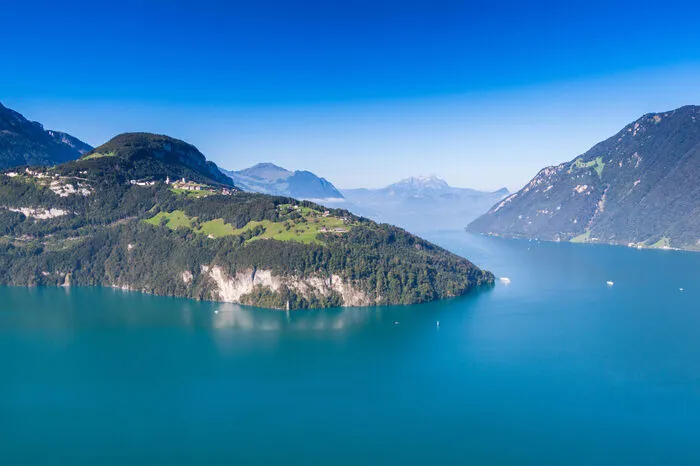 Vierwaldstättersee (Schweiz): Ein in der Sonne glitzernder See umgeben von den atemberaubenden Alpen – was wie ein traumhaftes Kunstwerk klingt, ist in der Schweiz Realität: Der Vierwaldstättersee.