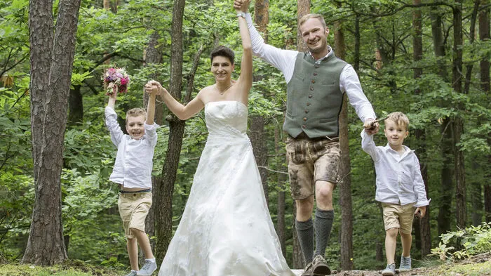 Beim Fortgehen lernten sich Anita und Martin Teubl aus Reichendorf kennen. Mit ihren Buben Philipp und Alexander, Familie und Freunden wurde standesamtlich in Pischelsdorf und kirchlich in St. Johann/H. geheiratet.