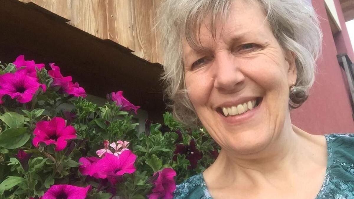 Astrid Petz genießt den Duft der Blumen in ihrem Garten