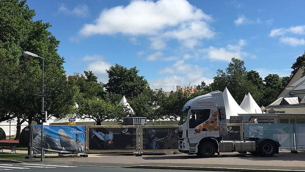 In den Parkanlagen werden Bühnen und Pavillons aufgebaut