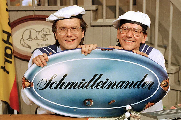 Die Satire- und Comedy-Sendung "Schmidteinander" gemeinsam mit Herbert Feuerstein, einem gebürtigen Salzburger, gilt heute als Klassiker der Blödel-Fernsehens. Das Format lief zwischen 1990 und 1994 im WDR.