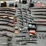 Eine große Menge an Waffen und Nazi-Devotionalen haben die Beamten beschlagnahmt
