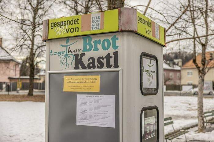 Viele ausrangierte Telefonzellen werden einer Nachnutzung zugeführt. Diese hier vor der Kirche St. Hemma in Klagenfurt wird vom Verein ´Together´ als Brotabgabestelle genutzt.