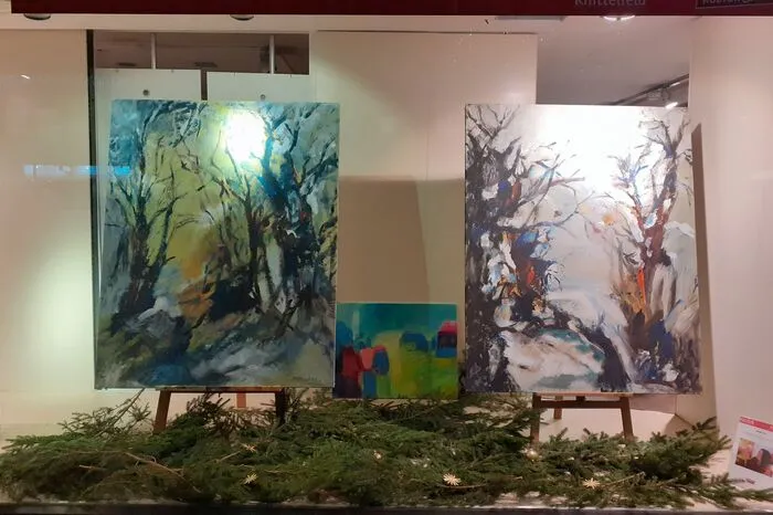 Für alle, die an dem einen oder anderen Kunstwerk Interesse haben: Die Kontaktdaten der jeweiligen Künstler sind ebenfalls zu sehen.