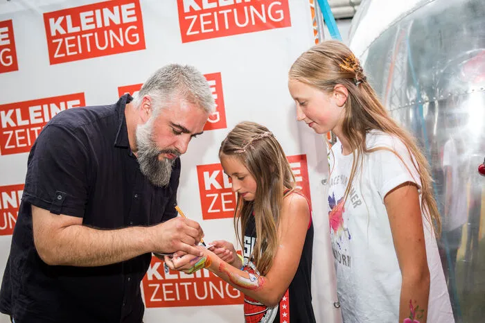 Zum Auftakt lud die Kleine Zeitung zur Autogrammstunde mit Russkaja.