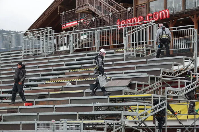 An der Tribüne für die 988 Zuschauerinnen und Zuschauer wird noch gearbeitet