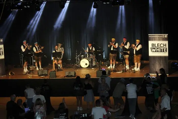 Mit „Da Blechhauf’n“, „Blech&White“ und der „Bosstrompetn Musi“ war das „Who’s who“ der jungen Brass-Szene auf der Bühne und brachte den unverwechselbaren Sound des Woodstock der Blasmusik direkt nach Ottendorf.
