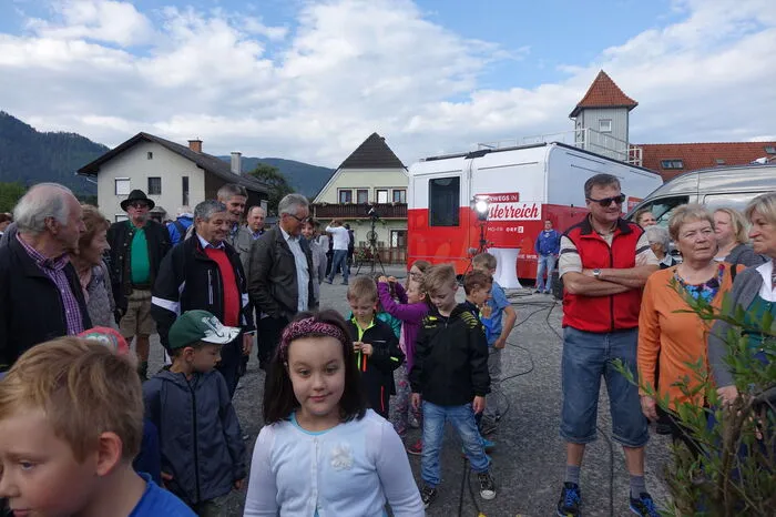 Zahlreiche Schülerinnen und Schüler freuten sich darüber, ein Teil der Aufzeichnungen des Filmteams zu sein.