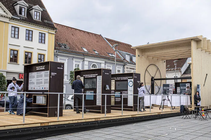 Das "Herzstück" des Jubiläumsjahres, eine 40 Meter lange Plattform mit beweglichen Schautafeln, ist noch bis 12. Juli in der Abstimmungsstadt zu sehen und tourt danach durch die Kärntner Bezirkshauptstädte.