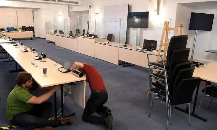 Die engen Platzverhältnisse im ersten Ausschusslokal brachten der Parlamentsdirektion kritik ein. Später übersiedelte der Ausschuss ins geräumige Camineum.