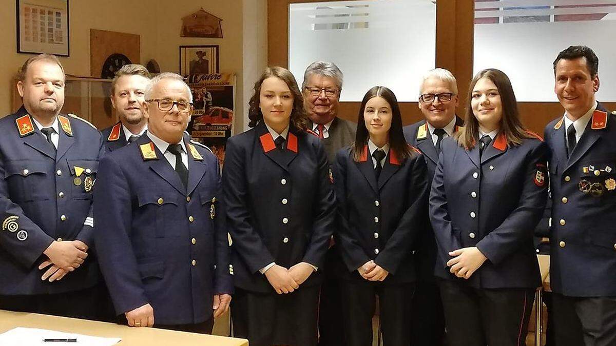 Michael Kodal (rechts) mit Kameraden, Ehrengästen und den drei Feuerwehrfrauen Plautz, Prikerschnik und Jeitler (Mitte von links)