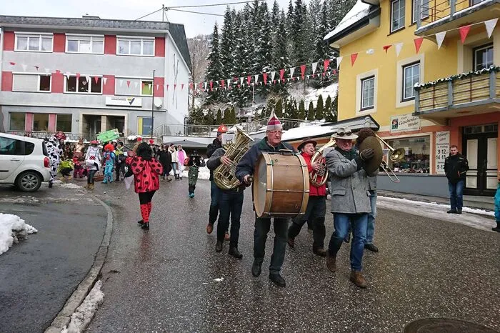 Die Musik führte den Umzug unter dem Motto: "Wald und Wiese" an.