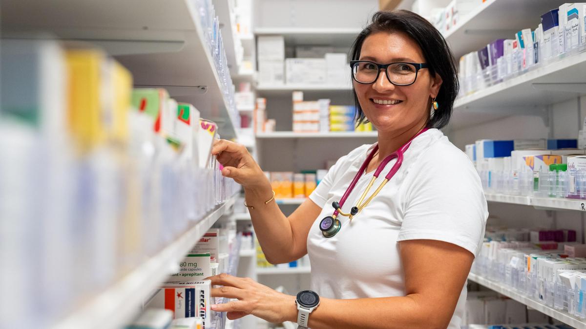 Kathrin Sieder in der Hausapotheke ihrer Ordination: „Hier am Land gibt
es ein starkes Vertrauen, das mir die Patienten schenken“