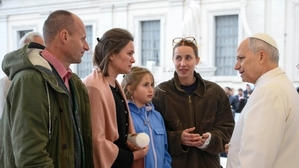 Die Familie eines Amok-Opfers traf Papst Leo XIV. nach der Generalaudienz am Petersplatz