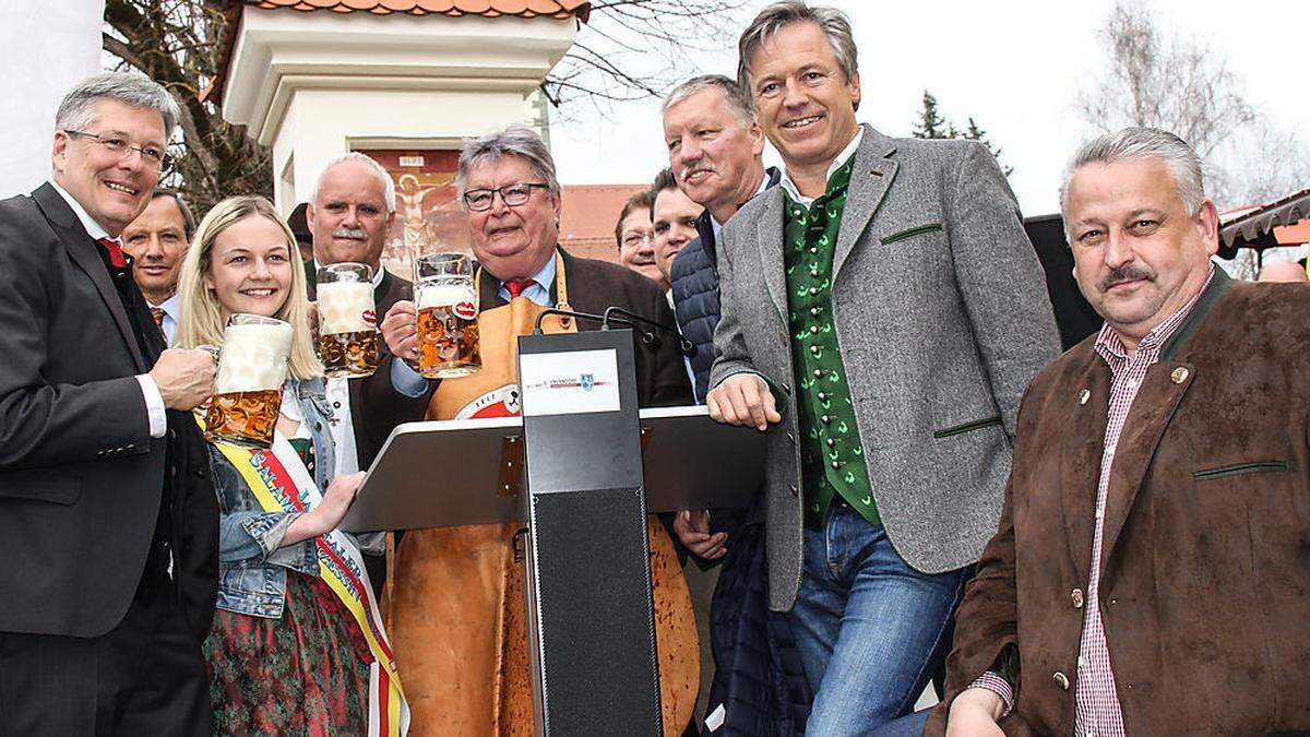 Mit dem Bieranstich wurde der Josefimarkt am Samstag offiziell eröffnet